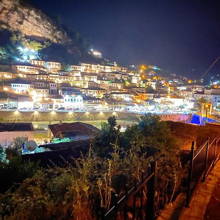 Guesthouse Riverside 培拉特 外观 照片